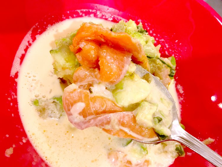 ソースはサーモンとも相性がいい。途中でわさびを加えるとわさびの香りと辛さがソースにからみ、具材の味を一層引き立てる。