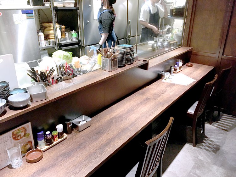 入って左側にキッチンとカウンター席4席が並ぶ。