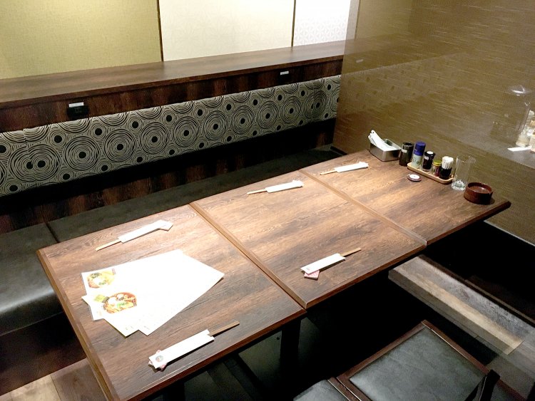 カウンター4席のほか個室が4室。