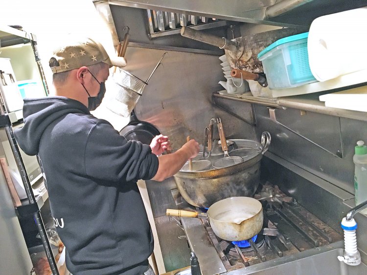麺を茹でる岩田さん。研究熱心で、よりよい味を目指して毎日のスープの味見は欠かさないそう。