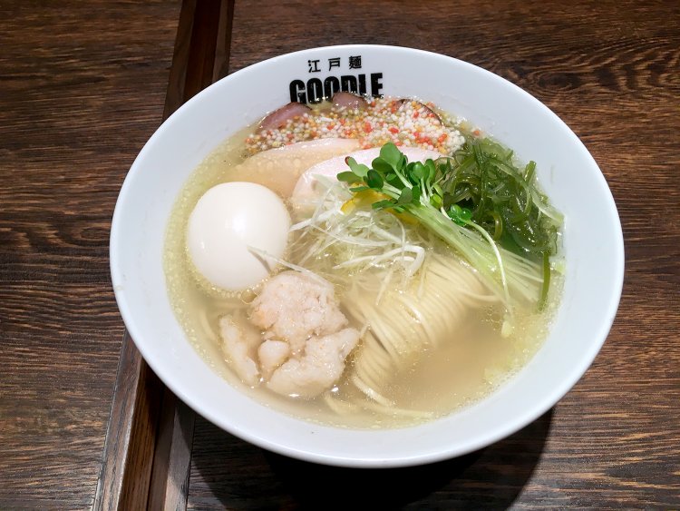 GOODLE自慢の味を堪能できる開店当初からの人気メニュー、特製柚子塩らぁ麺1430円。