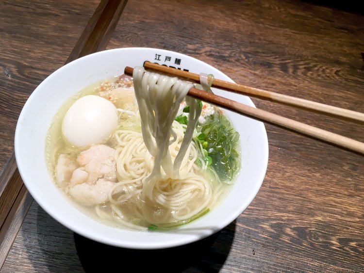 メンマの代わりに茎わかめが入る。塩味プラス潮の香りも楽しめる。