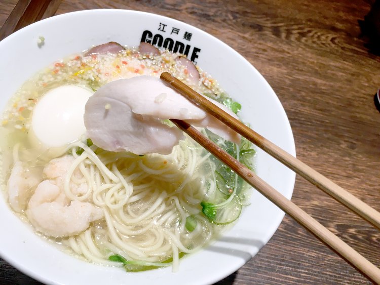 塩味によくあう鶏胸肉のチャーシューもやわらか食感でおいしくいただける。