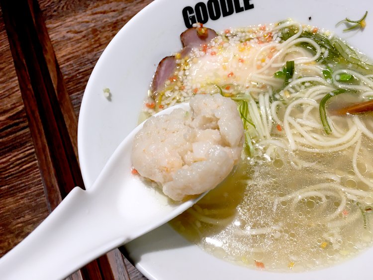 エビのつみれも貝のスープと相性抜群。