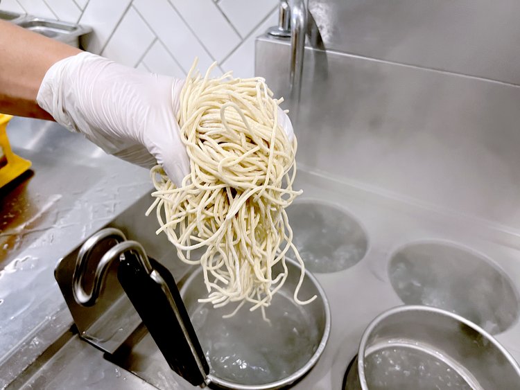 菅野製麺所の専任・製麺技能士が管理・製造する麺。小麦粉の温度、品質やかん水の成分を厳密に管理することで各麺の味やコシに違いが出るという。