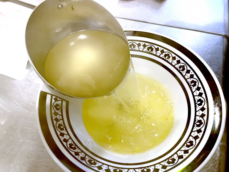 昆布と鶏が主体の清湯スープ。かえしには昆布をベースにフランス産岩塩を使用した塩だれを使用。