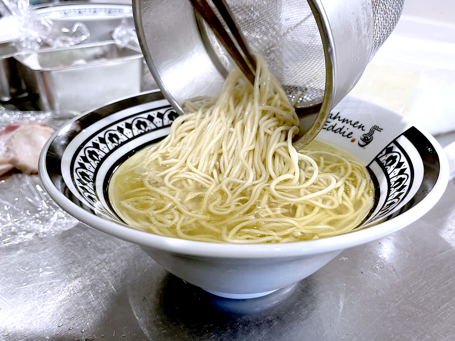 どんぶりの底に入った麺がハッキリ見えるほどスープが澄んでいる。