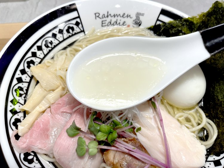 冬の空のように澄み切ったスープ。じんわりと口に広がるやさしい塩味。