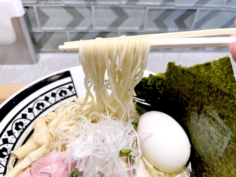 小麦の芳醇な香りと、パツンと歯切れのいい食感が特徴の中太麺。