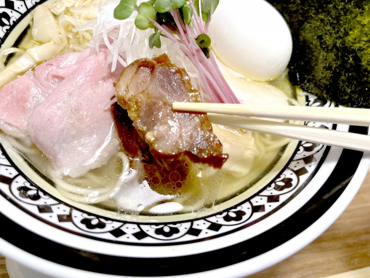 しっとり柔らかな鶏むね肉のチャーシューと相反する噛みごたえの親鳥のチャーシュー。噛めば噛むほど味が出てくる。