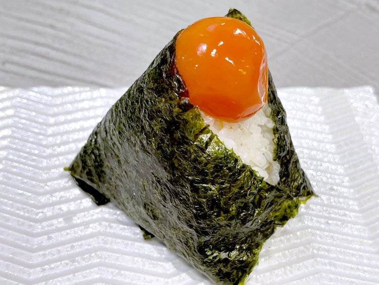 サイドメニューのタマゴオニギリ200円。シオラーメンオニギリセットは1200円。