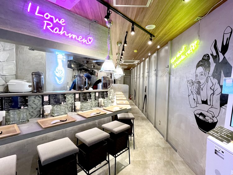 グレーを基調に色とりどりのネオン管がアクセントになった店内。