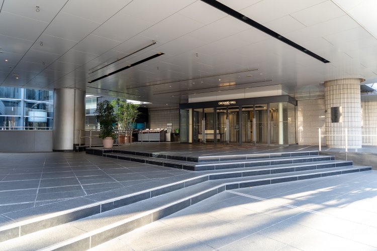 建物の裏手にある『オーチャードホール』の入り口。