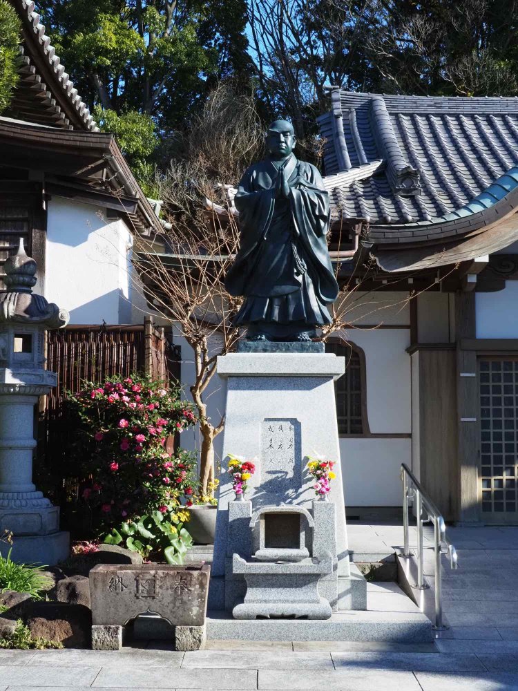 像の台座には『我れ日本の柱とならむ』から始まる日蓮聖人の有名な誓願が刻まれている。