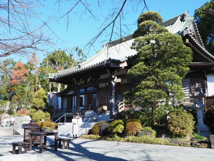 焚き火がお好きだという久住さん。境内にはベンチとテーブルだけでなく、ファイヤーピットが設置されている。土日や桜の時期のライトアップにあわせて焚き火をすると、どこからともなく人々が集まってくるという。