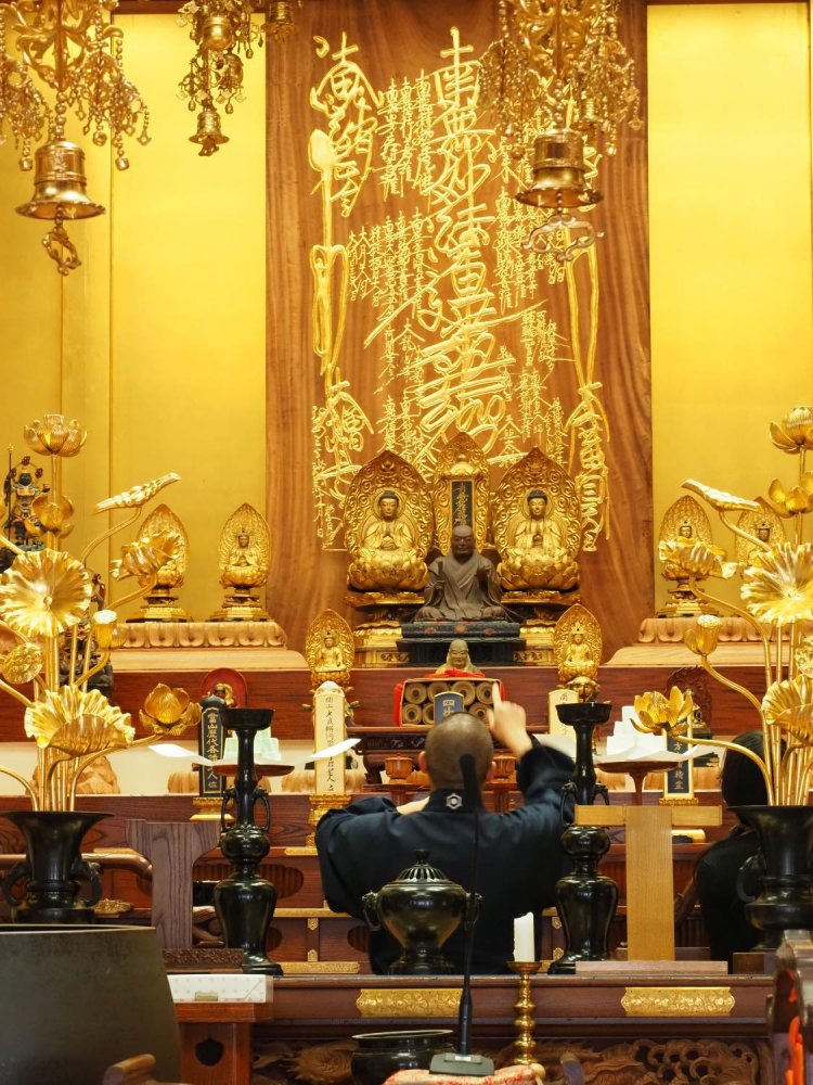 金色の文字で「南無妙法蓮華経」の題目や諸仏の名が刻まれた曼荼羅本尊。