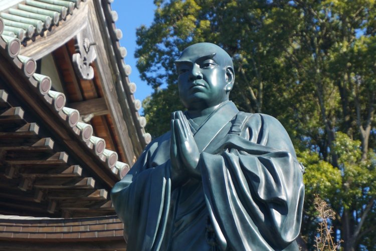 境内にそびえ立つ日蓮聖人の像。日蓮聖人の実際の背丈よりもかなり大きいはずだが、日蓮聖人のオーラに接した人々にとってはこのくらいの存在感があったのでは、と思わされる力強さだ。