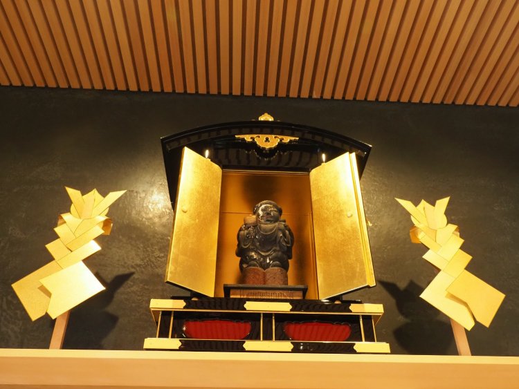 壁を見上げると、大黒天の姿が。日蓮宗のお寺では、玄関などに祀られることも多いのだそう。他のお寺でもチェックしてみては。