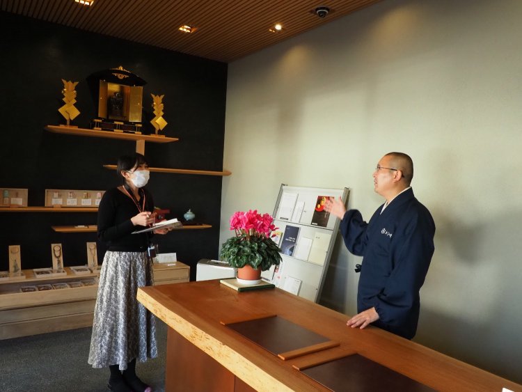 まるで雑貨店のような雰囲気の受付に、自然と足が引き寄せられる。デザインと壁の仕上げは左官職人の久住有生（くすみ・なおき）氏が手がけたもの。つややかに磨き上げられた漆喰の壁が木と融け合う様が美しい。