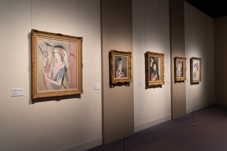 「第2章 越境するアート」の展示風景。