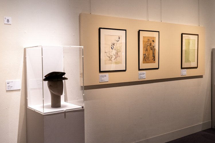 「第3章 モダンガールの変遷」の展示風景。帽子はシャネルによるもの。