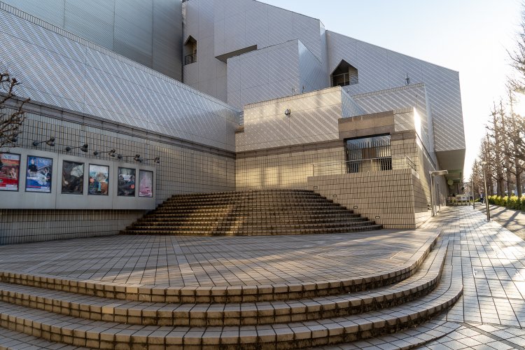 建物裏手にある階段のある広場。