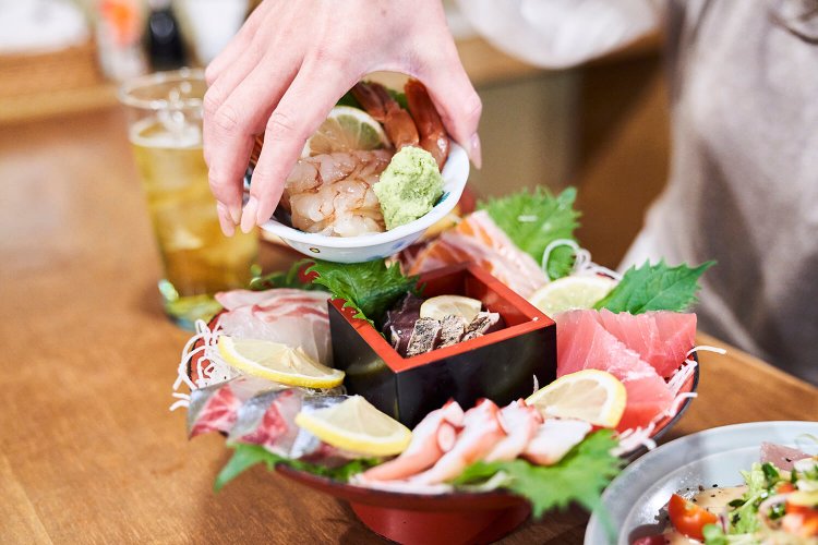 徳田盛り（魚）1,980円（税込）。エビがのった小皿の下にはカツオのたたきが。見落とし注意！