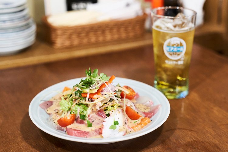 和風カルパッチョのサラダ540円（税込）もおすすめ。ごまドレッシングがお刺し身にマッチ。