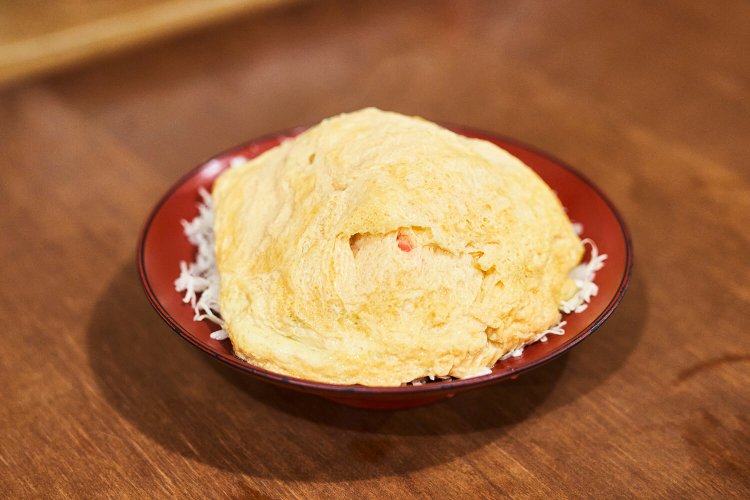 京橋玉子焼490円（税込）。キャベツたっぷりで案外ヘルシー。