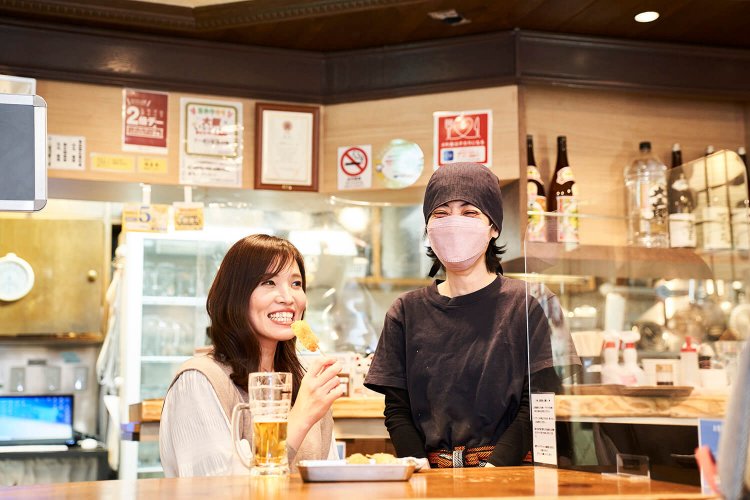 「お昼の定食をアテにお酒を楽しむお客様もいらっしゃいますよ」と、スタッフの日向さん。