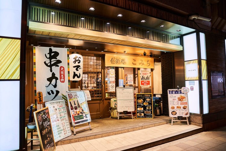 お店はエキマルシェ大阪の外、ホテル送迎バスの乗り場がある道路に面したところにあります。