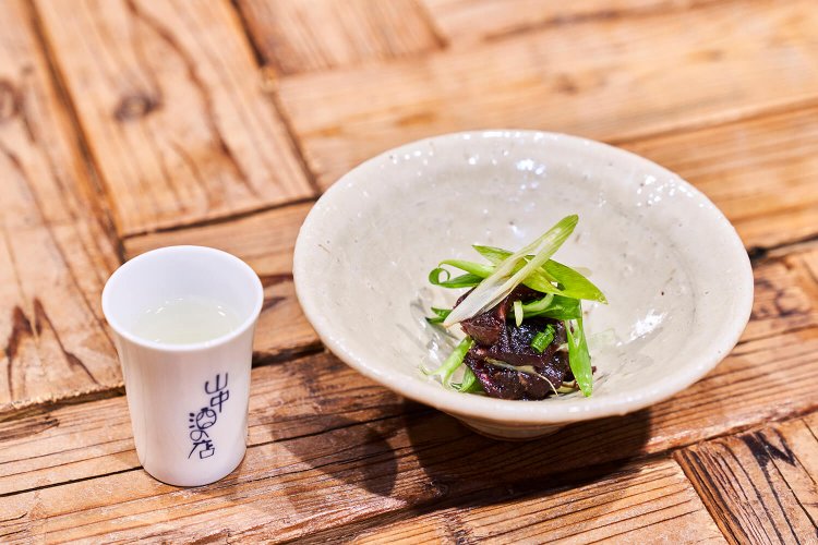 ニタリクジラのお造り生姜醤油和え580円（税込）。