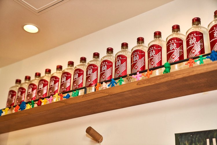 酎ハイのベースとなる「純35」がずらり。手前にはミニフィギュアもずらりと並べる遊び心。