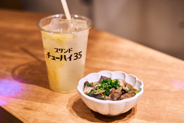 沖縄塩レモン490円（税込）、もつ煮込み390円（税込）。