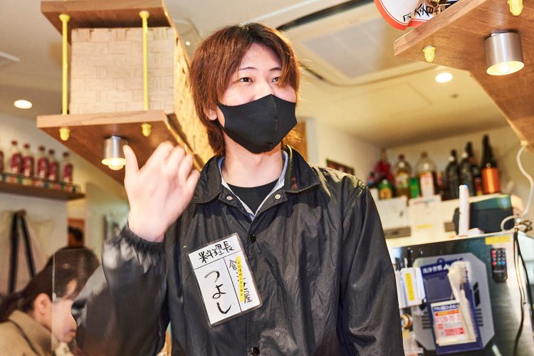 料理番長のつよしさん。定番のポテトフライや、鶏皮チップスも人気とのこと。