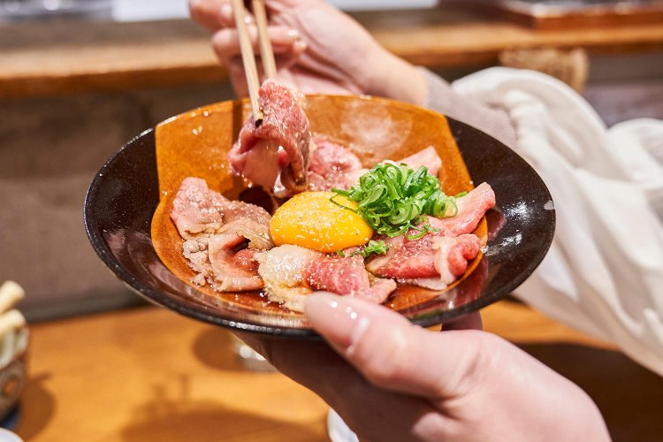 和牛のレアしゃぶ750円（税込）。肉のうま味に甘辛いタレと卵黄がからんで、たまらないおいしさ！