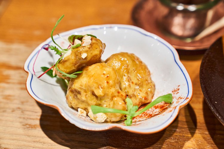 濃厚エビマヨ690円（税込）。ソースにはエビみそをまぜ、ミキサーで砕いた干しエビも入れるなど、名前の通り濃厚な味わい。