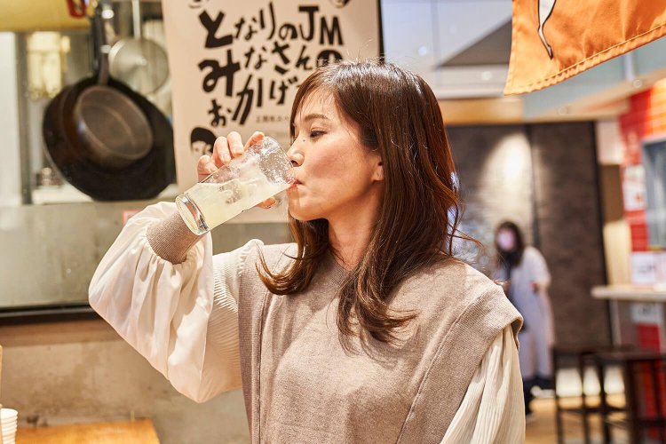 丸搾りレモン酎ハイ490円（税込）。スロージューサーで皮も種もぜんぶ搾った、レモン本来の味わい！