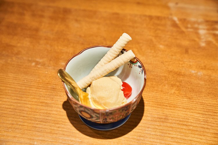 赤いサクランボを飾ったレトロかわいい日本酒アイス450円（税込）。