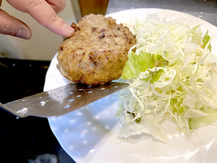 オーブンに入れじっくり中まで火を通したハンバーグ。
