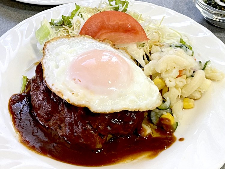 愛しい目玉焼きをハンバーグにON！