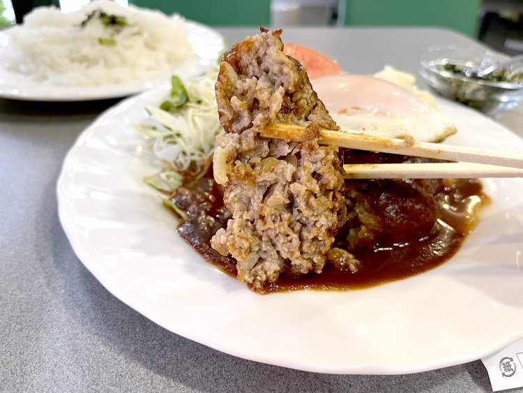 肉も具材もごろっとしているハンバーグだが、見た目以上にやわらか〜くてジューシー。