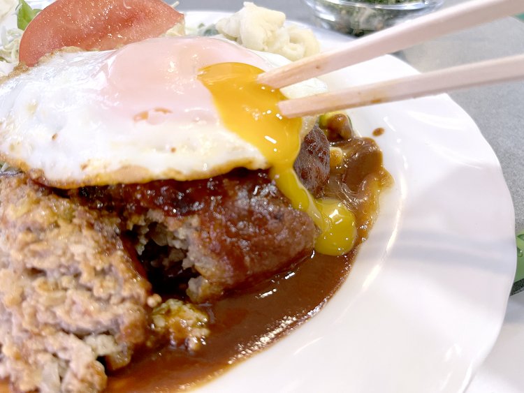 黄身がハンバーグを伝う様子がたまらない！