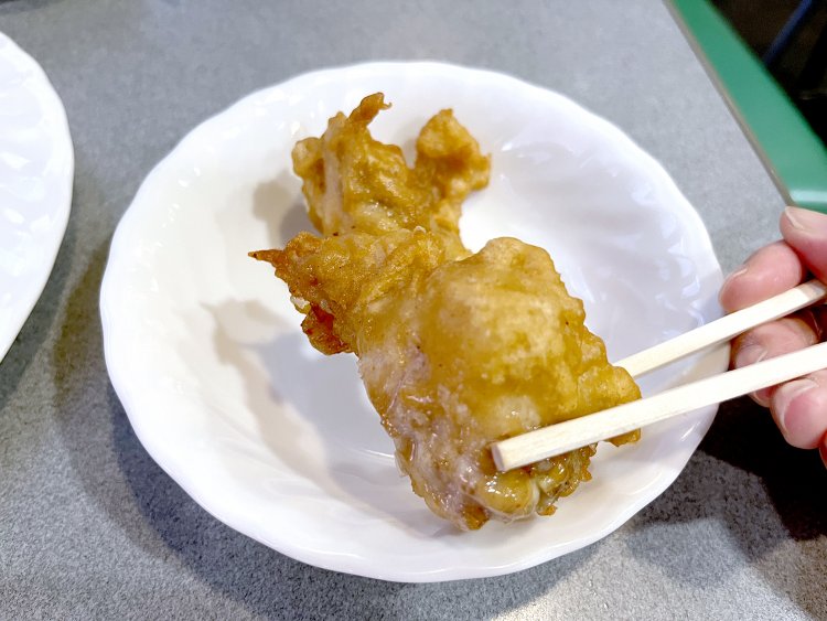 カリカリとした衣もおいしい唐揚げ。ちなみに唐揚げ2個を乗せるとプラス150円になる。