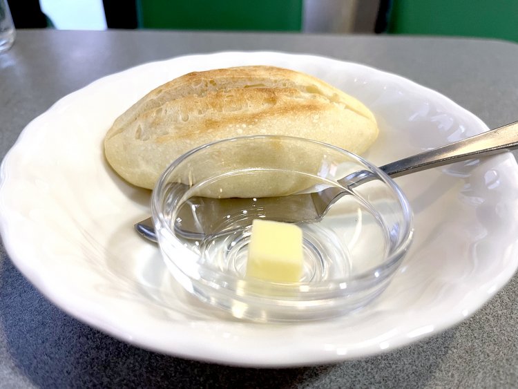 メインのおかずのほか、ライスかパン（最大2個）が選べる。パンは小さめなのでお腹の都合に合わせて選ぼう。