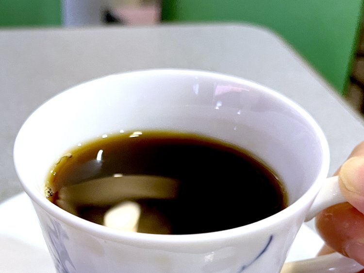 食後のコーヒーは苦味と酸味のバランスがよくコクが深かった。