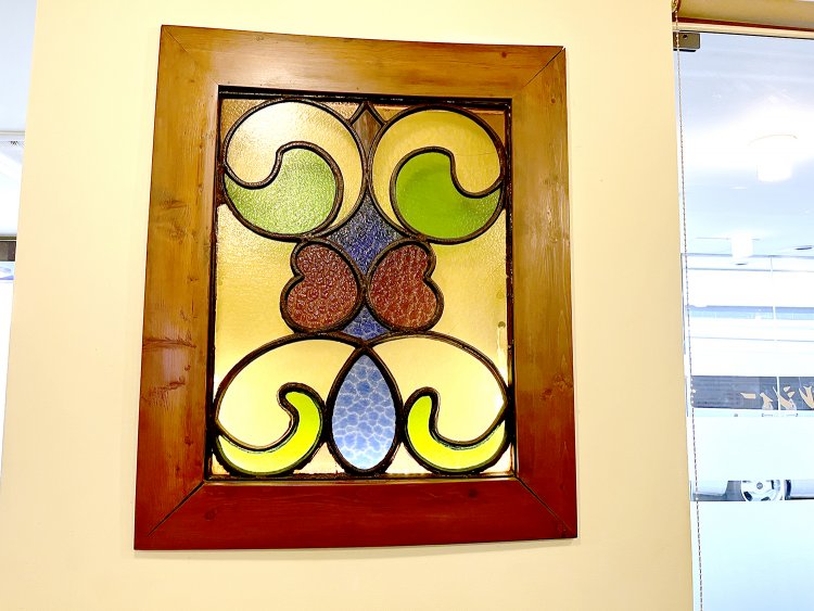 『新橋のキムラヤ』から移築したステンドグラス。「1955年ごろ作曲家の團伊玖磨さんお抱えの設計士に作ってもらった。人間がモチーフらしいです」と健太郎さん。