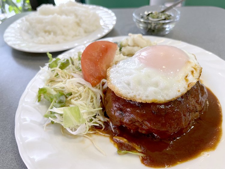 ハンバーグ（デミグラス）950円。ライスorパンが付く。