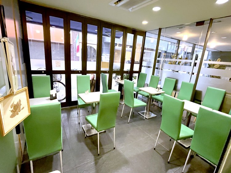 自然光がたっぷり注ぎ込む明るい店内。