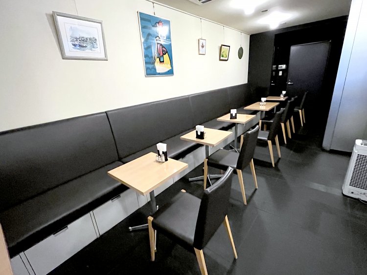 少人数ならシックで落ち着けるテーブル席もいい。